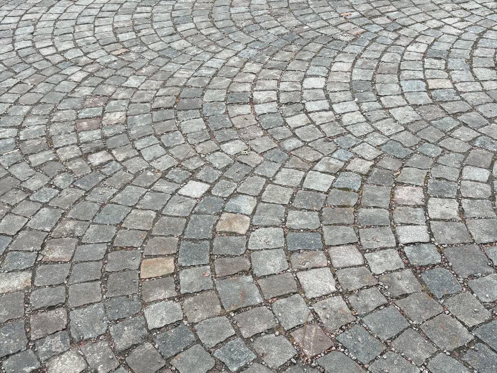 Paving setts laid in a tight fan pattern